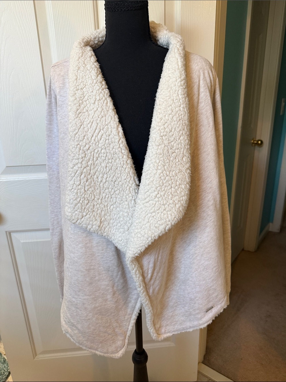 Hollister Cream Cozy Faux-Sherpa Collar Open Cardigan EUC